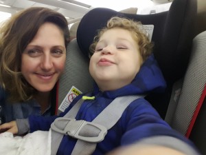 Antonio super confortável, usando o car seat dentro do avião